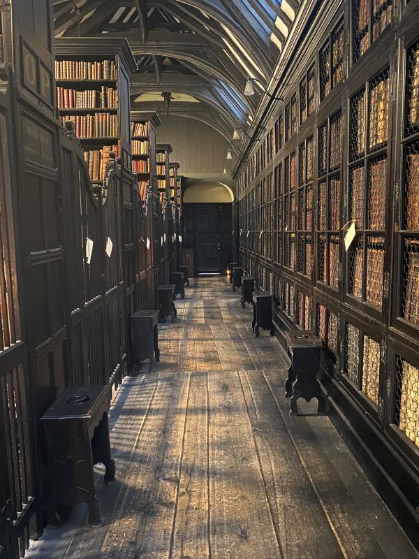 Zabytkowe regały Chetham’s Library w Manchesterze